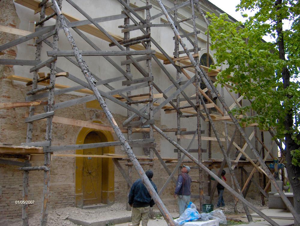 Biserica în timpul reparațiilor din 2007