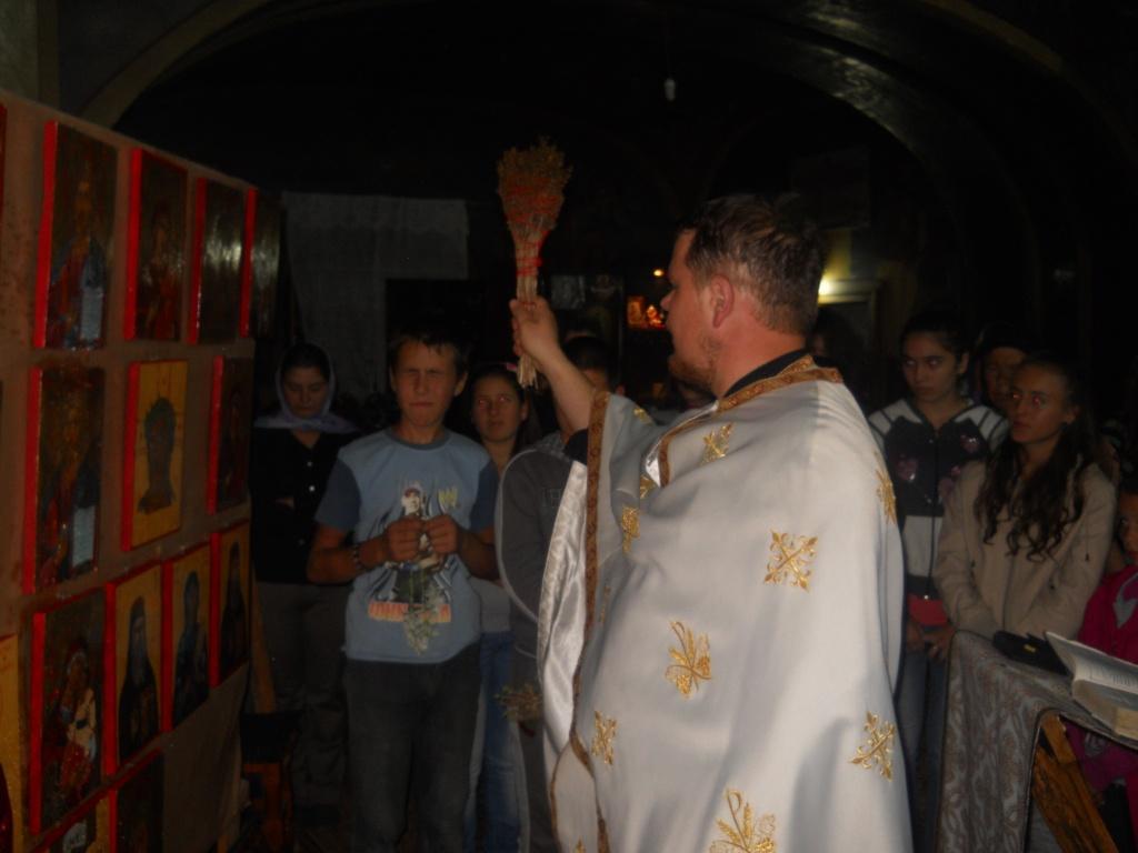 Se sfințesc icoanele acestea cu harul Prea Sfântului Duh și prin stropire cu aceasta apă sfințită...